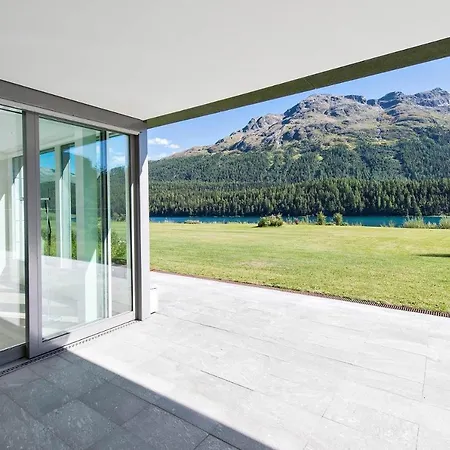 Central With Picturesque Mountain & Lake Views Ferienhaus *