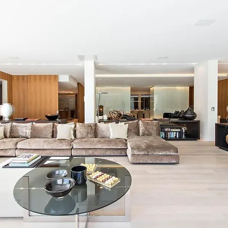 Central With Picturesque Mountain & Lake Views Ferienhaus